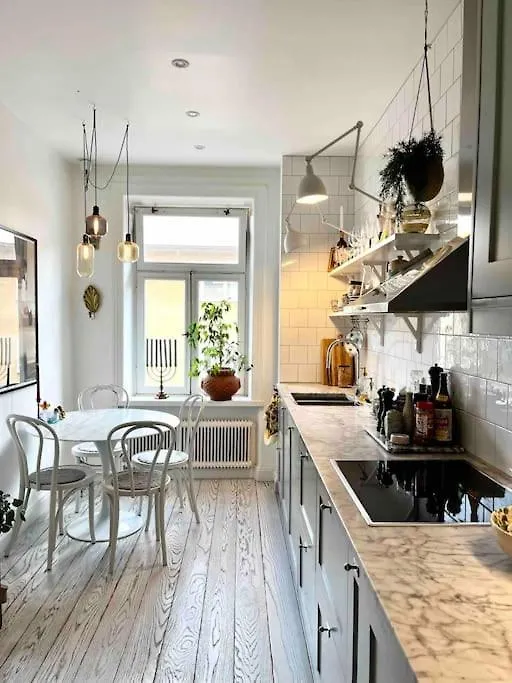 Sekelskifte Mitt Stockholm Apartment