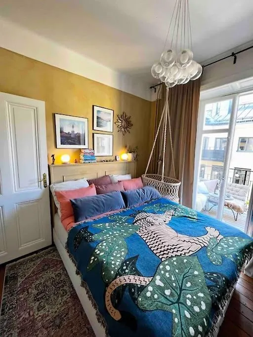 Sekelskifte Mitt Stockholm Apartment